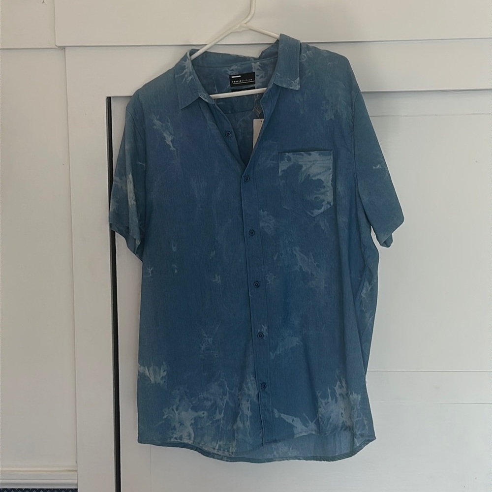 Short sleeve button down shirt.XL